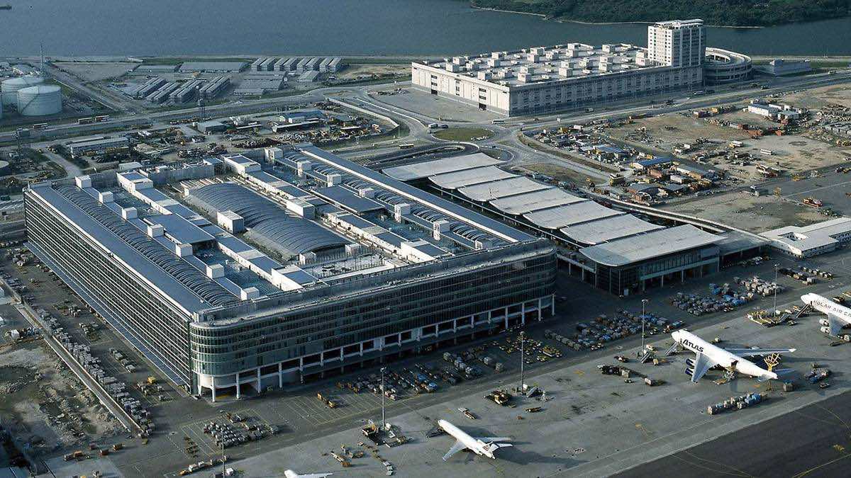 Грузовой терминал «воздух-суша-вода» в аэропорту Гонконга. Архитектор - Норман Фостер.